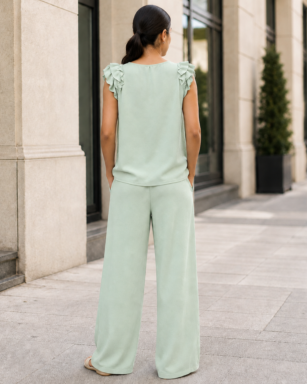 Conjunto de Top com Folhos e Calças Amplas